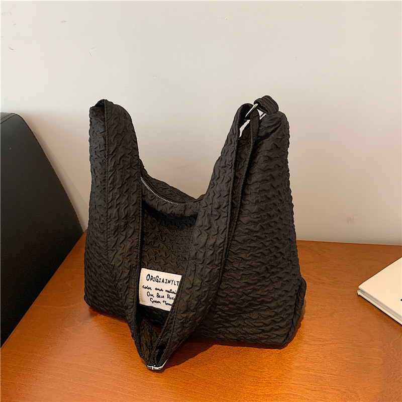 Korean style Instagram fresh and cute girl crossbody bag, versatile bubble check large-capacity single-shoulder bag, student commuting bag for classes Application Scenario