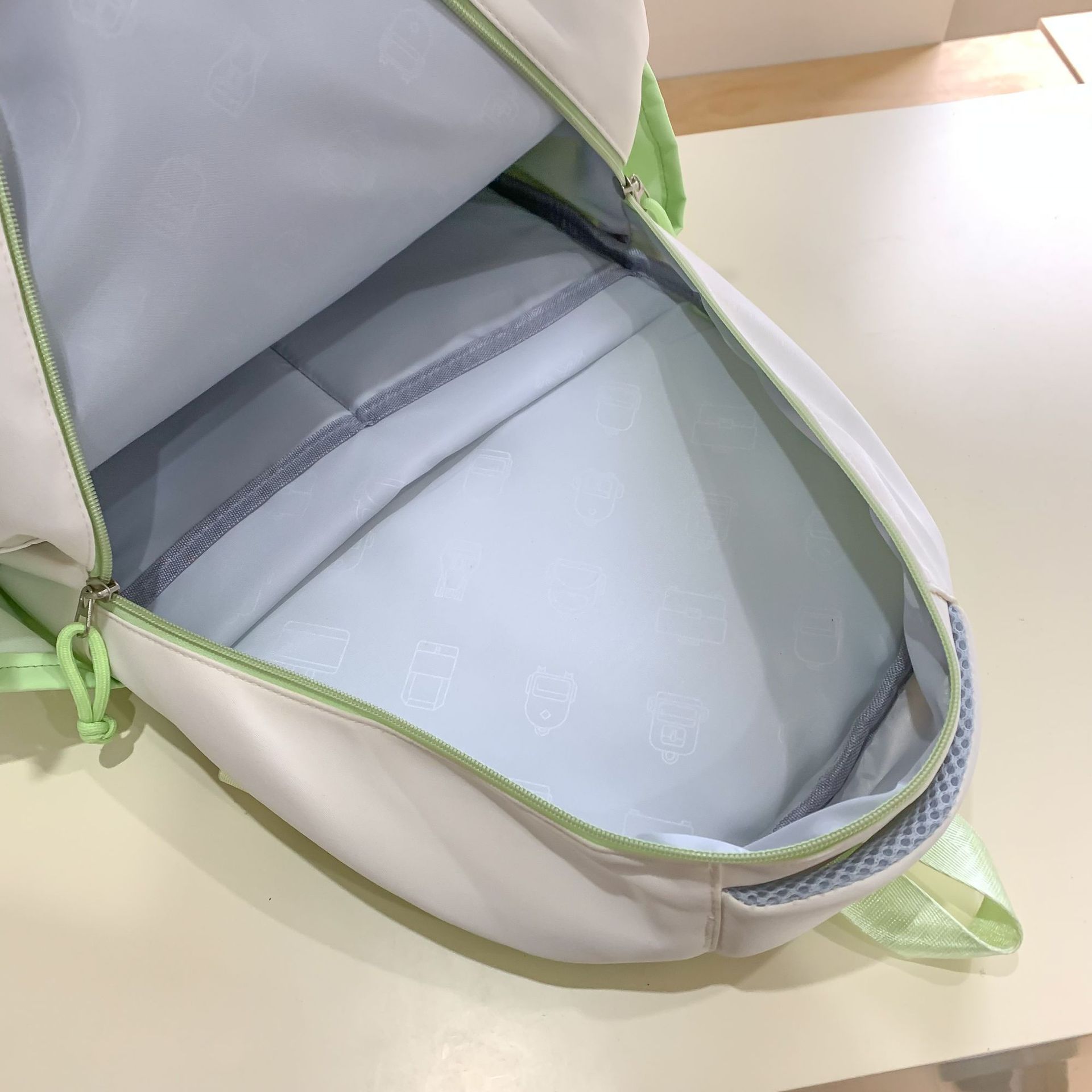 Summer's new, fresh and color-blocked schoolbag, a Korean version of the ins school style backpack for students in grades three to six Application Scenario