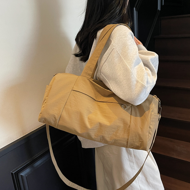 The new Korean version swimming and fitness tote bag with a high aesthetic level is casual, simple, lightweight and versatile for commuting. It has a large capacity crossbody bag full figure