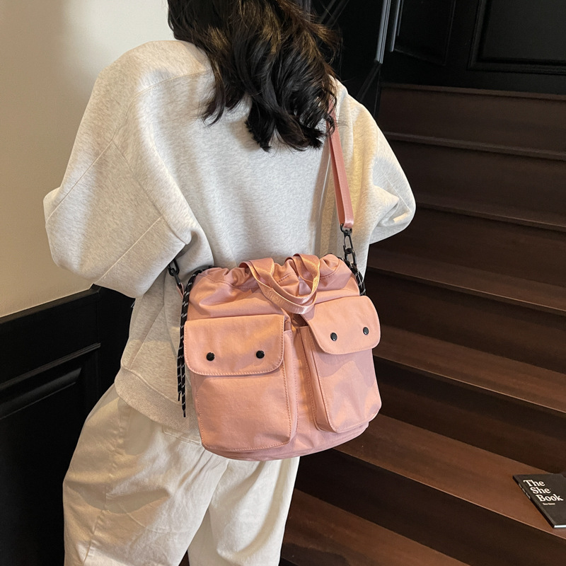 The large capacity Sen bucket drawstring bag for women, 2025 new Korean version casual commuter tote bag, single-shoulder crossbody bag details Picture