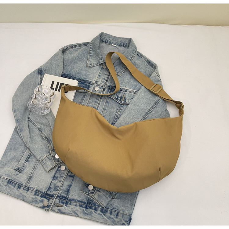 2025 New minimalist style lightweight and large-capacity casual crossbody bag, men's and women's dumpling bag, versatile travel single-shoulder bag Specification drawing