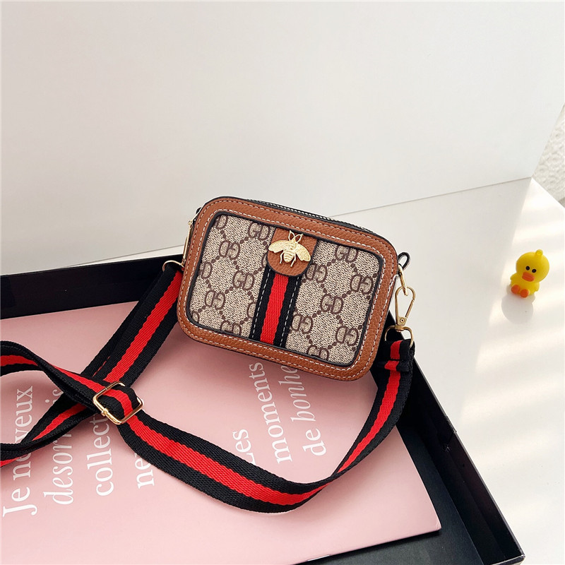 The 2024 new children's bag is a cute and stylish crossbody bag for girls, a one-shoulder bag for little girls, and a cute princess mini bag details Picture