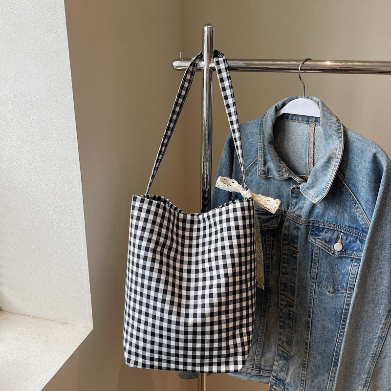 New large-capacity tote bag for women, new Japanese cartoon canvas bag, versatile single-shoulder large bag, handbag, mommy bag Application Scenario