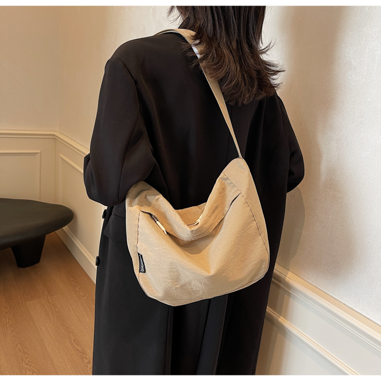 This year's popular bag 2025 new model: large capacity, high appearance level, sporty style, versatile for commuting, casual, single-shoulder dumpling details Picture