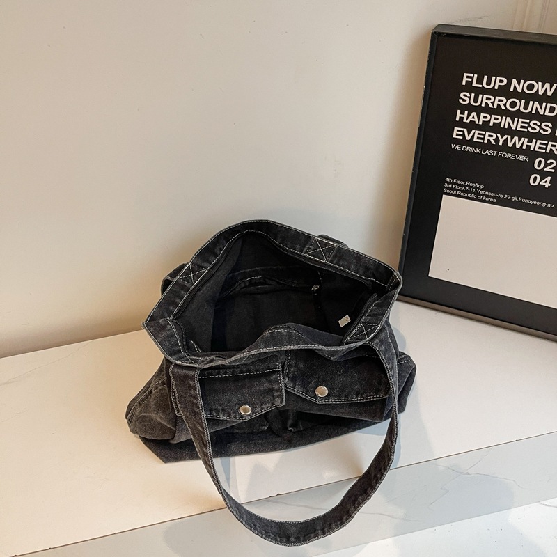 Hong Kong-style artistic denim bag for ladies, 2025 new fashionable and versatile tote bag, Korean-style large bag for students' classes Application Scenario