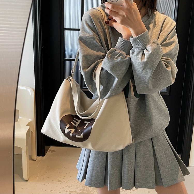 The 2025 new stylish, large-capacity, niche single-shoulder bag is a versatile, lightweight tote bag for casual and simple use details Picture