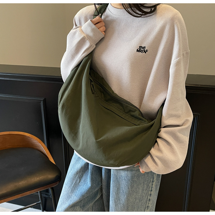 2025 New minimalist style lightweight and large-capacity casual crossbody bag, men's and women's dumpling bag, versatile travel single-shoulder bag details Picture