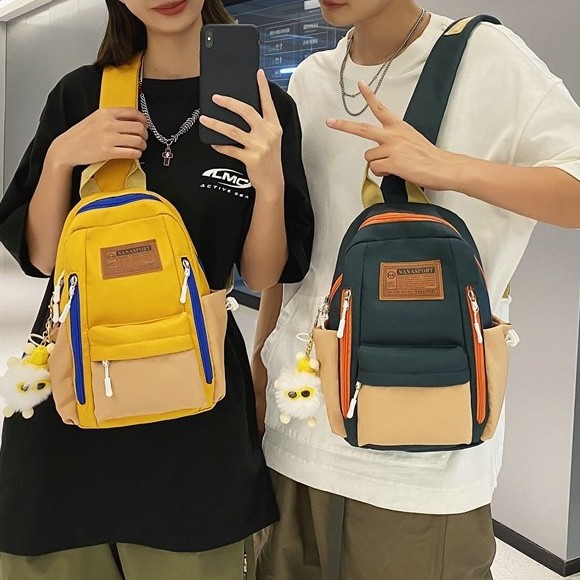 A new high-appearance-level workwear style color-blocking and patchwork chest bag for couples, a lightweight travel and mountaineering crossbody bag full figure