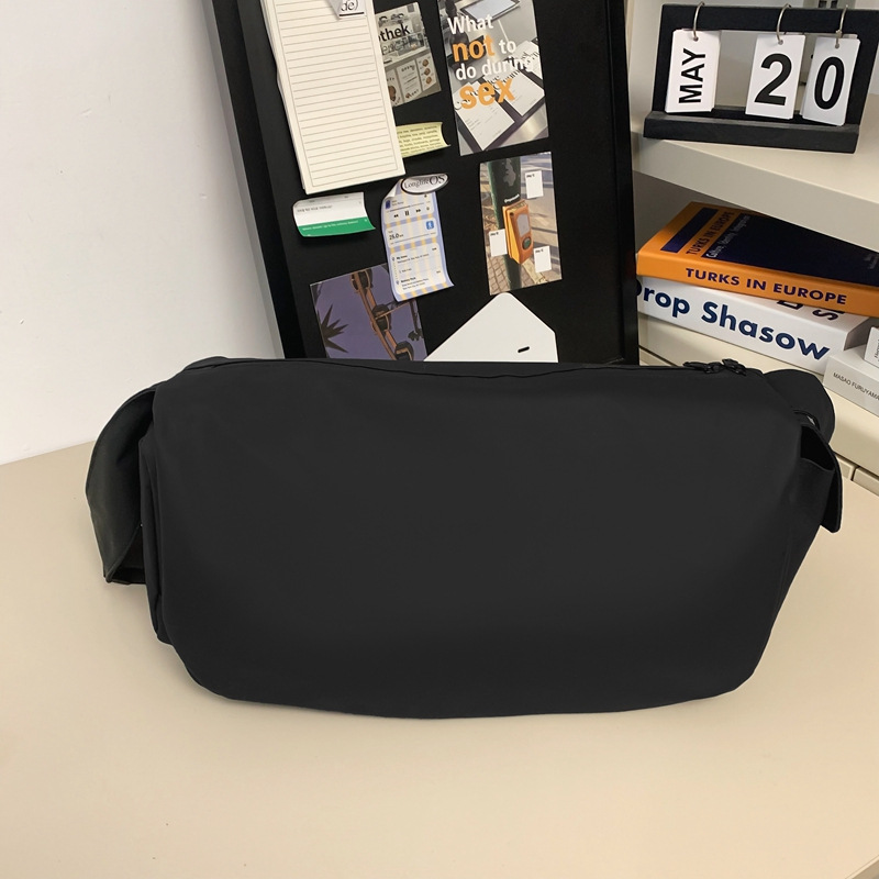 Large-capacity single-shoulder bag for men, versatile crossbody bag for outdoor sports, swimming and fitness, short-distance business trip luggage bag for women Specification drawing