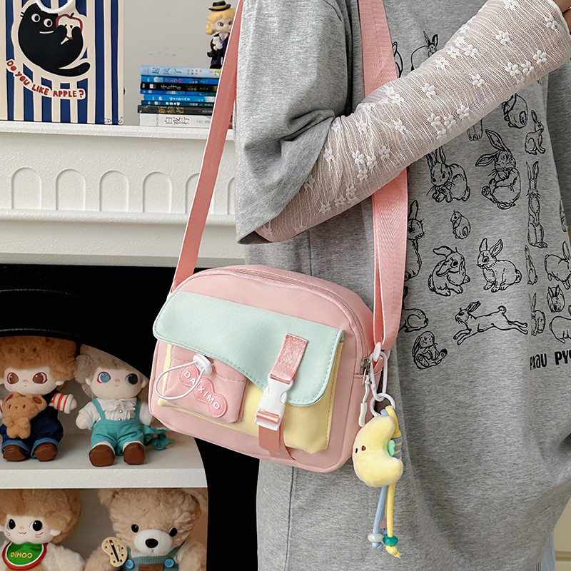 A new high-appeartion-level, fresh and sweet, color-blocking and patchwork bag from Japanese Instagram, a lightweight crossbody bag for girls details Picture