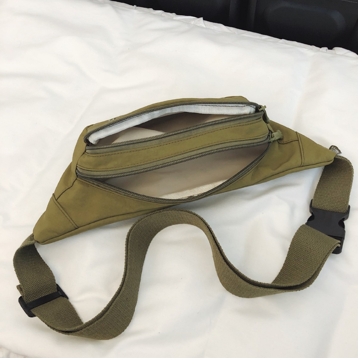 Lightweight solid-color durable sports chest bag, casual and trendy crossbody bag, Japanese-style simple candy-colored single-shoulder bag Application Scenario