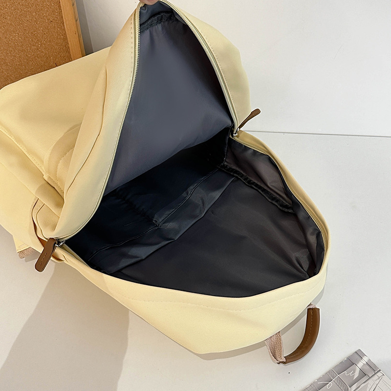 The new Korean-style backpack for women is a versatile solid-color schoolbag with a simple and niche ins style. It is a lightweight and casual backpack for college students Application Scenario