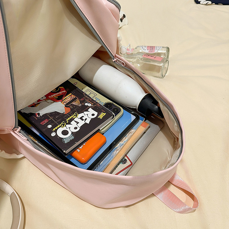 A new high-appearance-level, fresh and cute, transparent, pain-making bag for junior and senior high school students, a lightweight commuting backpack Application Scenario
