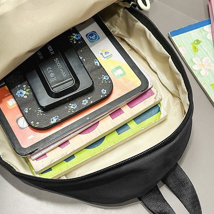 A new high-appearancelevel college style color-blocking backpack for junior and senior high school students, a casual, simple and versatile large-capacity backpack for commuting Application Scenario