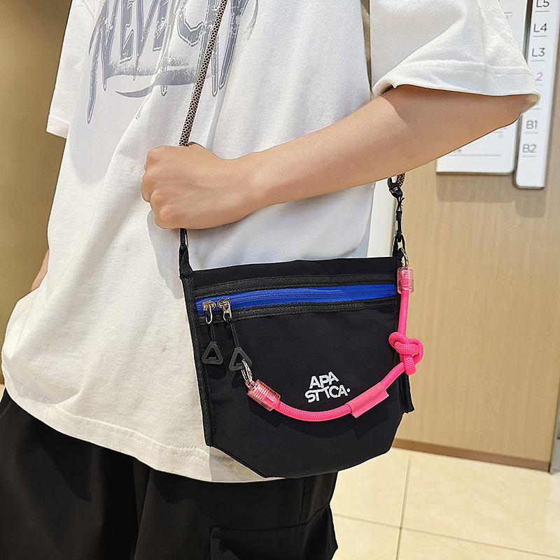 A new lightweight outdoor mountain sports single-shoulder bag with a high aesthetic level, featuring contrasting colors for men and women, and a lightweight commuting crossbody bag details Picture