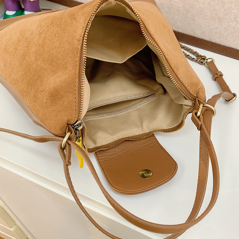 Casual commuting Tote bag for women, large-capacity 2024 new autumn and winter niche three-in-one bag, single-shoulder crossbody backpack Application Scenario