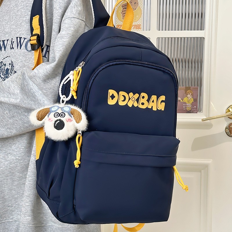 A new high-appearance-level letter-style backpack for couples in solid color, casual, simple and lightweight, with a large capacity for outdoor commuting details Picture