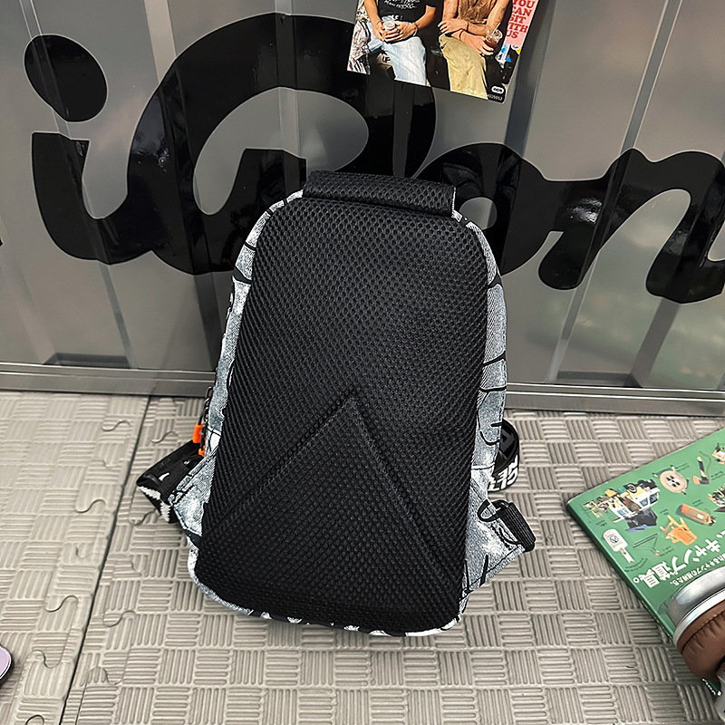 A new men's trendy chest bag from foreign trade, a unique graffiti sports crossbody bag, a cool and trendy night reflective outdoor cycling single-shoulder bag Application Scenario