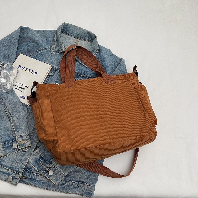 A new 2025 Japanese Instagram-style large-capacity multi-compartment single-shoulder bag with a high-end feel, a retro and versatile underarm handbag Application Scenario