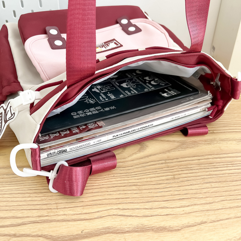 The 2025 new style of fresh, cute and color-blocking hand-held crossbody bag is simple and of high appearance level, a tote bag for primary and secondary school students' classes Application Scenario