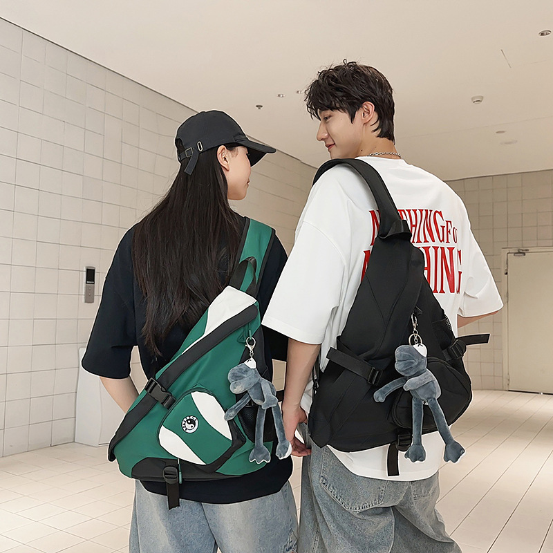 Cool couple single-shoulder bag 2025 new style casual, simple, light and versatile commuting and outings cycling bag crossbody bag full figure