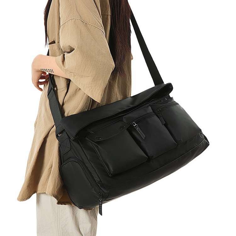 New high-appeal commuting and fitness bag for men, casual, simple, portable, lightweight, large-capacity crossbody bag and handbag details Picture