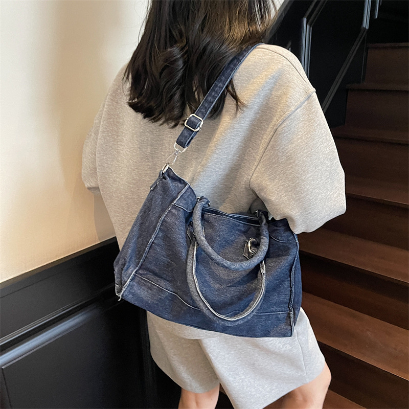 New Hong Kong-style retro niche denim underarm bag, a high-end bag, a lightweight outdoor shopping crossbody bag for women full figure