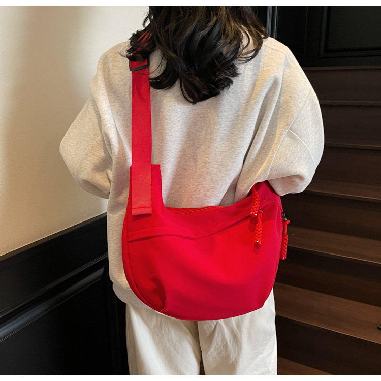 Fashionable and versatile large-capacity single-shoulder bag for commuting 2025 spring new style casual and simple tote bag Korean version underarm bag full figure