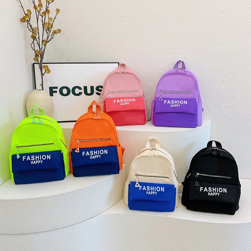 New winter children's color-blocking backpacks in Korean style, large-capacity schoolbags for primary school students, and backpacks for kindergarten outings full figure