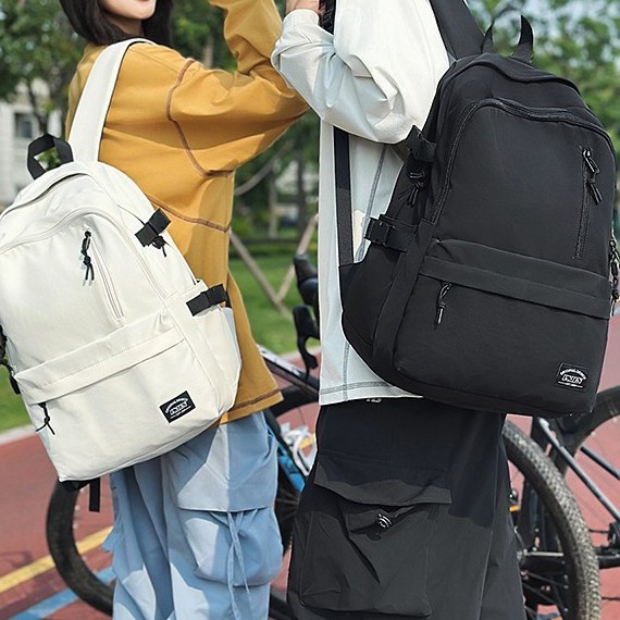A new high-appeal Korean style Instagram retro workwear backpack for couples, featuring a casual, simple, lightweight and large-capacity backpack full figure