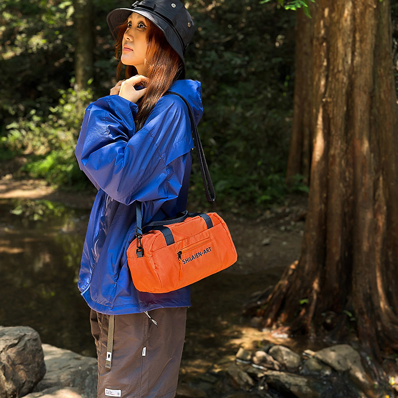 The new forest-themed ins handbag with a high aesthetic level, fresh and multi-purpose, is a couple's lightweight crossbody bag for mountain climbing and travel details Picture