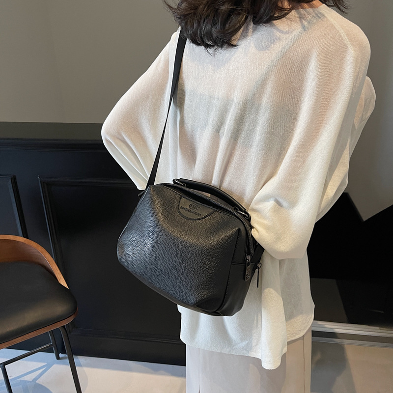 The 2025 new women's handbag is a high-end, fashionable and versatile single-shoulder crossbody bag with a PU small bag and a textured shell bag full figure