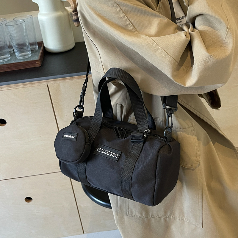 The new 2024 spring collection of popular hand-held pillow bags, casual shopping single-shoulder bags, women's trendy sports and fitness crossbody bags full figure