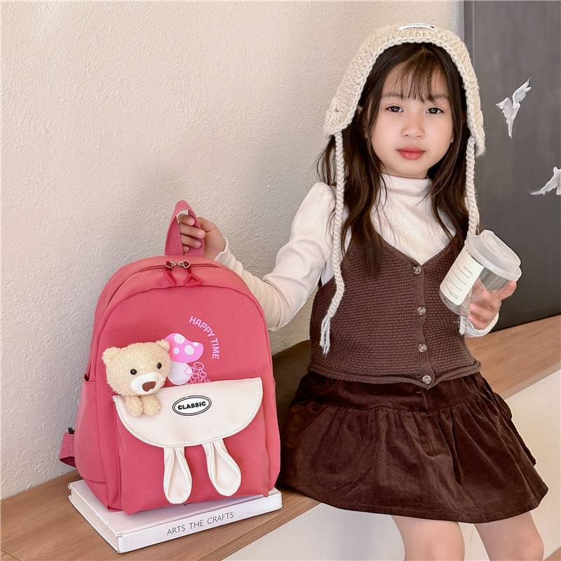 A new high-appeal small schoolbag with a cute cartoon bear, an ultra-lightweight backpack for primary school students going out, and a travel backpack details Picture