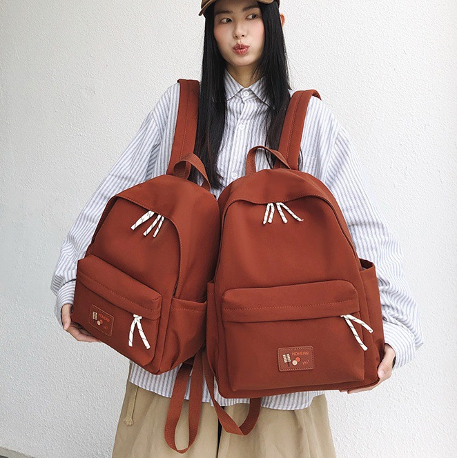 Simple and versatile casual small schoolbag, a backpack for girls in high school, college and junior high school, a lightweight backpack for commuting and traveling full figure