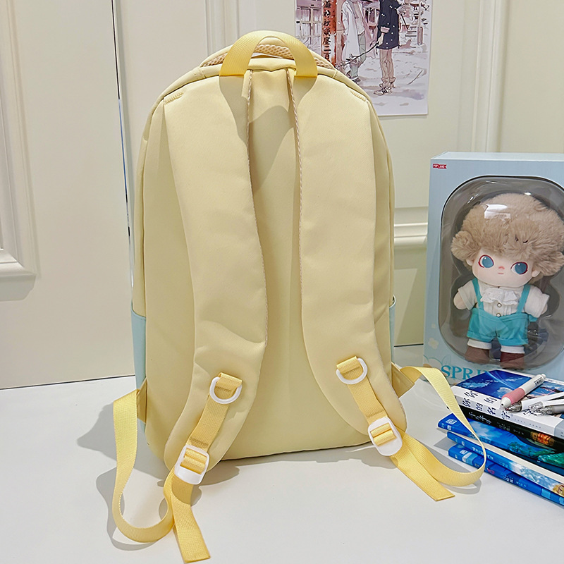 A new Korean-style fashionable and versatile backpack with a large capacity and a literary and artistic school style. It is a casual and simple backpack with contrasting colors Application Scenario