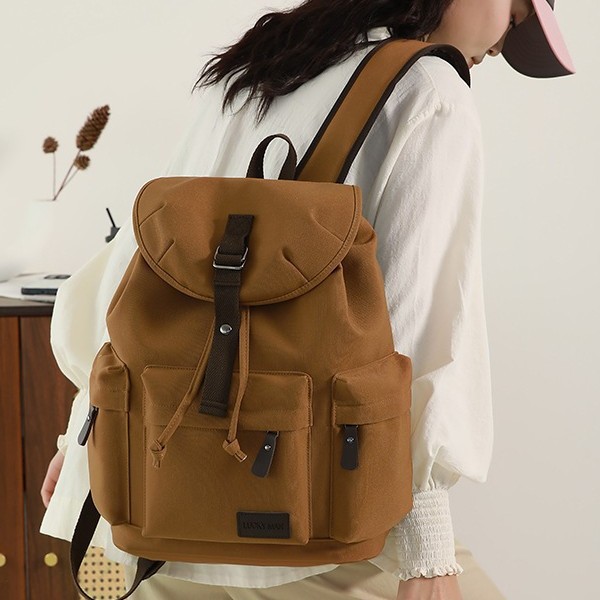 A new, stylish, retro and simple, casual, lightweight backpack for travel and mountaineering, with a large capacity for women's commuting details Picture