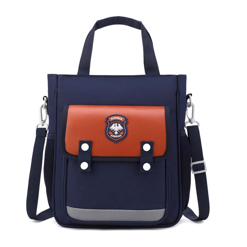 Children can carry schoolbags hand in hand. Boys and girls have British-style crossbody after-school bags. Art bags on both shoulders are printed with logos Item Picture