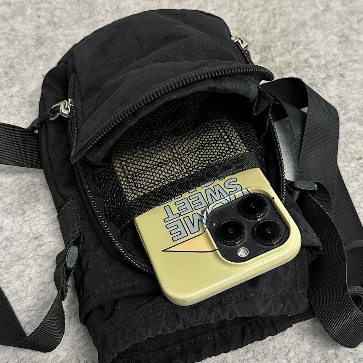 A new multi-purpose mobile phone bag with a high aesthetic level, suitable for both men and women's casual and simple commuting, as well as outdoor hiking and cycling crossbody bags Application Scenario