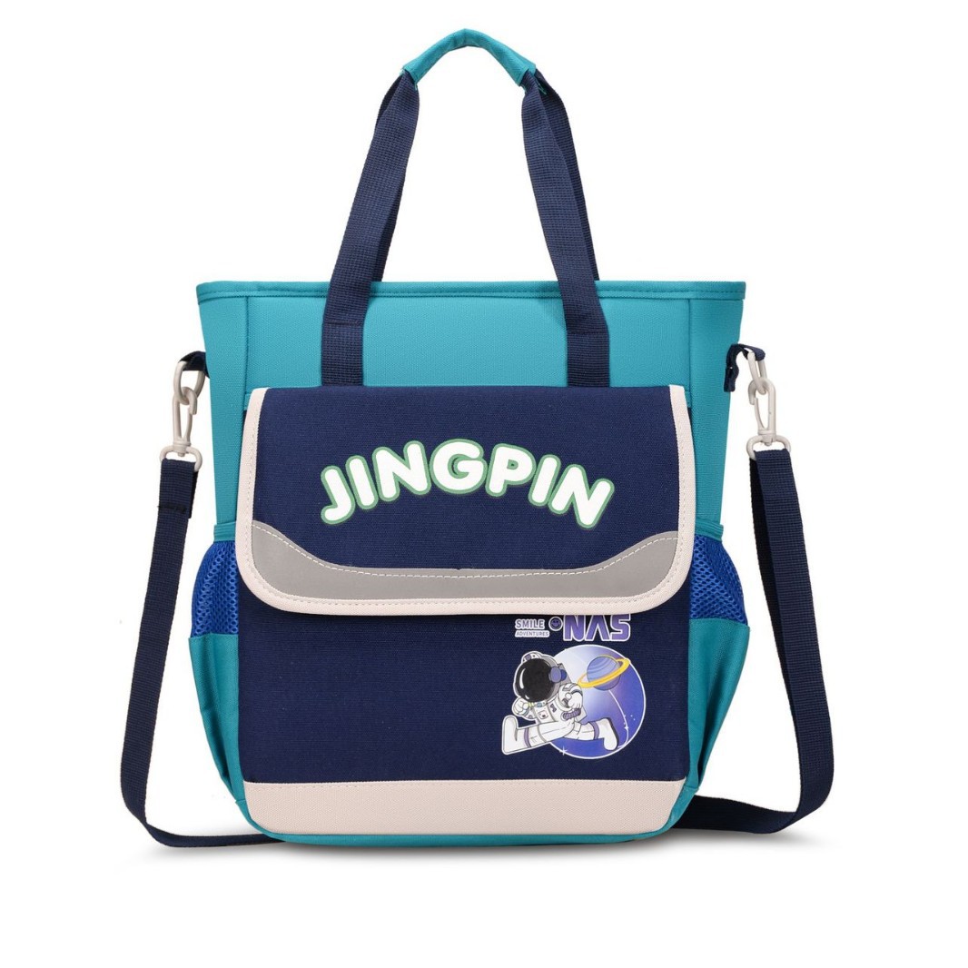 The new lightweight handbag is a single-shoulder bag for summer remedial classes for primary and secondary school students. It features a color-blocking after-school art bag with a logo printed on it Item Picture