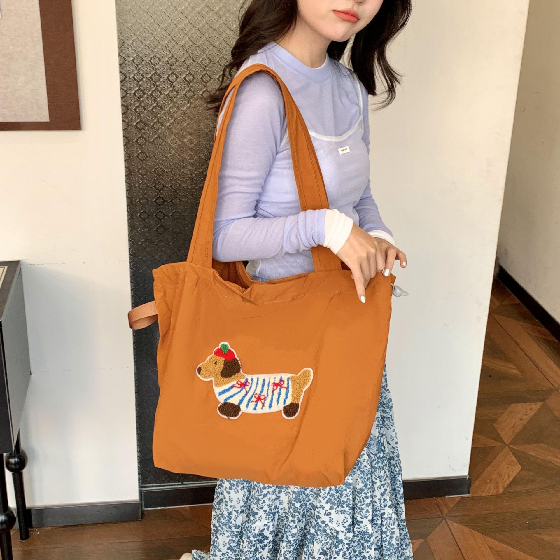 2024 New cute dog embroidered single-shoulder bag, large capacity, laid-back style tote bag, student commuting bag for classes full figure