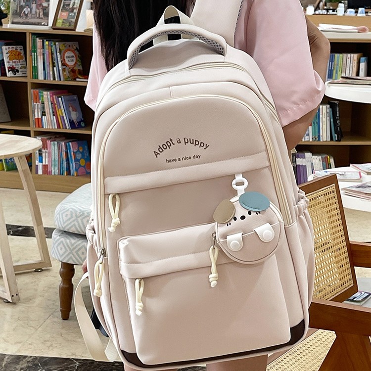 The new Japanese-style high-appearance-level schoolbag is a casual, simple, lightweight and versatile backpack for primary and secondary school students. It is suitable for commuting and has a large capacity full figure