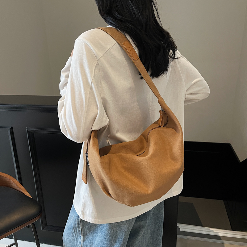 A new high-appeal Korean-style ins solid color simple crossbody bag with a high-end texture, a casual single-shoulder bag for college students and couples details Picture