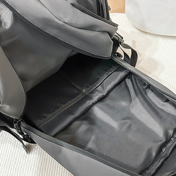 New men's backpack for casual commuting, large-capacity computer bag, fashionable and simple schoolbag for teenagers and students Application Scenario