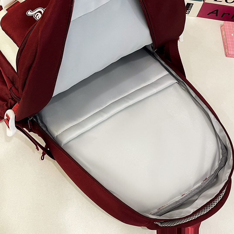 New high-quality schoolbag for junior high school students, a casual and simple backpack with a college style, and a sturdy and durable backpack for primary and secondary school students Application Scenario