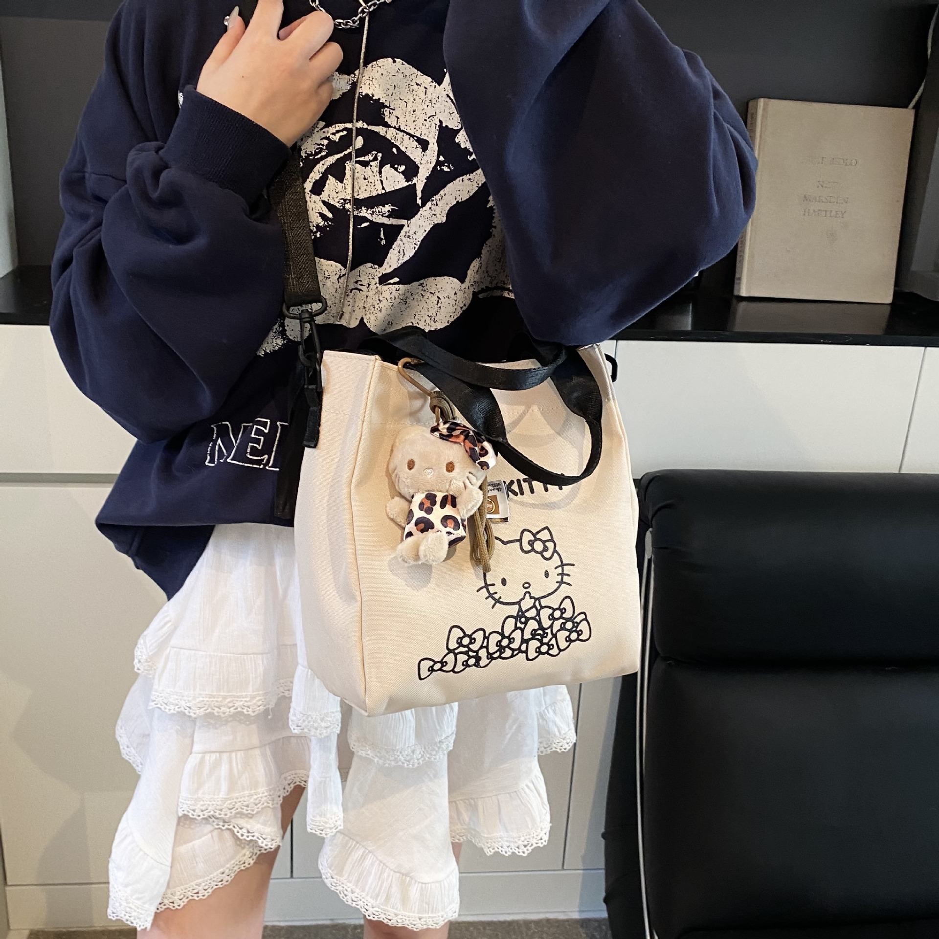 Early spring new Japanese-style commuting simple printed Tote canvas high school student large-capacity cute single-shoulder crossbody bag full figure