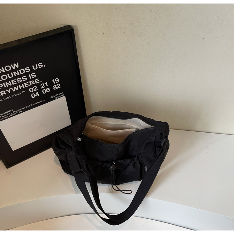 Korean-style fashionable and simple drawstring pleated underarm bag 2025 new solid color trendy and fresh casual single-shoulder bag Application Scenario