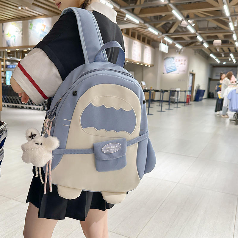 A new high-appeal, fresh and sweet, color-blocking and cute shark bag for women's casual and lightweight backpacks from Japanese Instagram full figure
