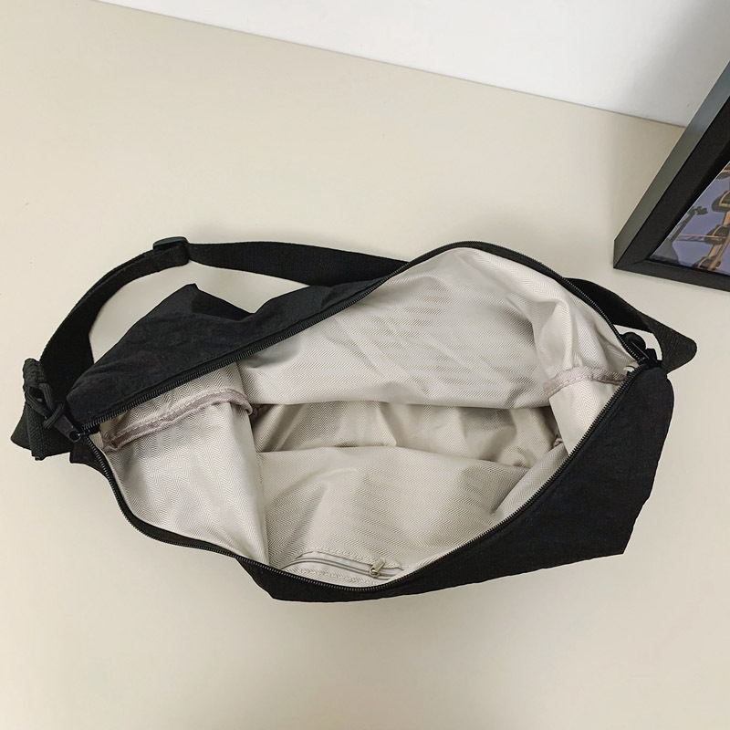 Crossbody bag for men, nylon, lightweight, street trend, casual, dumpling bag for students, new fashionable single-shoulder bag for men Application Scenario
