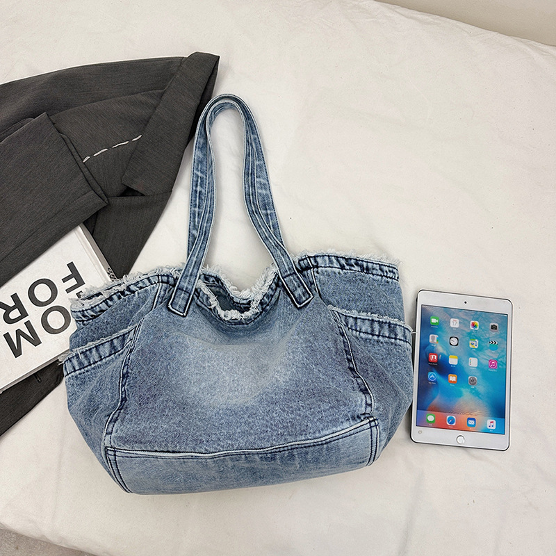 Retro and laid-back style large-capacity denim bag, versatile single-shoulder crossbody bag, student casual, class commuting tote bag Application Scenario
